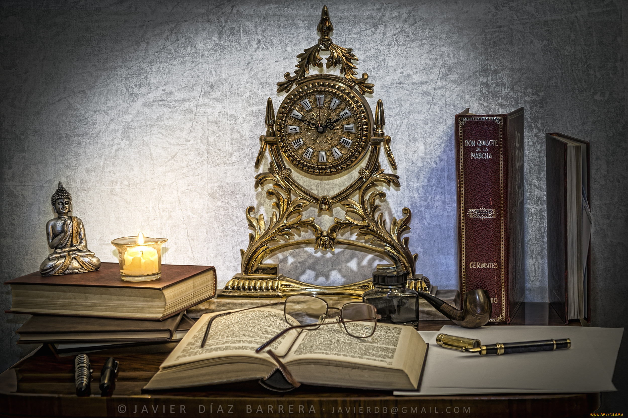 Старинные часы на столе
